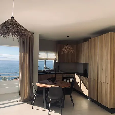 Apartment Spacious, Light & Cozy With Ocean Views *
